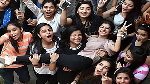 RBSE 12th Result 2026: 96.23% छात्र पास, साइंस-आर्ट्स में बेटियों ने मारी बाजी, कॉमर्स में लड़के आगे