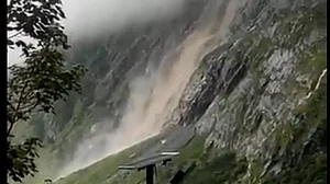 उत्तराखंड: फूलों की घाटी के प्रवेश द्वार घांघरिया में लैंडस्लाइड, फंसे श्रद्धालुओं को SDRF ने किया रेस्क्यू
