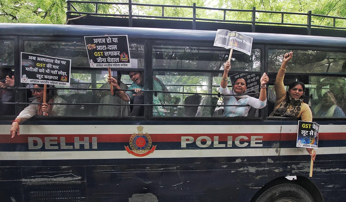 GST और मंहगाई के खिलाफ सड़क पर उतरी महिला कांग्रेस, वित्तमंत्री के आवास के सामने किया प्रदर्शन