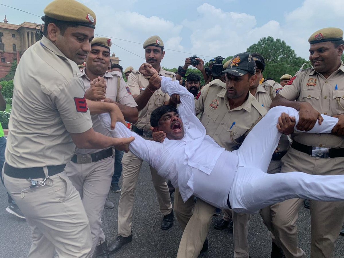 ED ऑफिस में सोनिया गांधी, विरोध में सड़कों पर कांग्रेस, विजय चौक पर धरने पर बैठे राहुल गांधी समेत कई नेता हिरासत में
