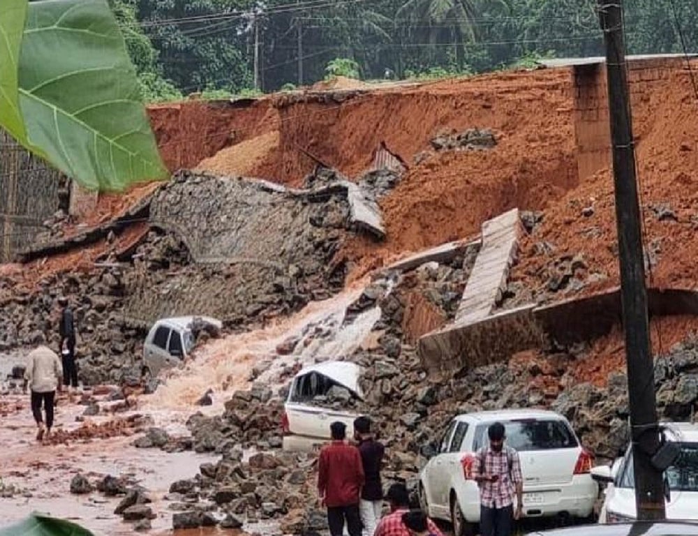 कर्नाटक में भारी बारिश बनी आफत, कई हिस्सों में कहर जारी, बाढ़-भूस्खलन का खतरा