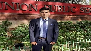 झारखंडः IAS बनने की झूठी खबर फैलाकर युवक ने सीएम से ले लिया सम्मान, खुलासा होने पर बताया क्यों किया ऐसा