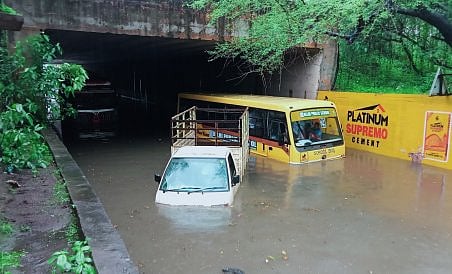 देश के कई हिस्सों में बारिश का कहर, गुजरात में हाहाकार, महाराष्ट्र में लोग बेहाल, थमी जिंदगी की रफ्तार
