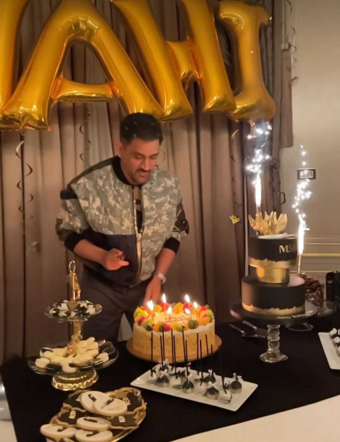 एमएस धोनी ने यूके में मनाया अपना 41वां जन्मदिन, बधाइयों का तांता, पढ़ें किसने क्या कहा? 