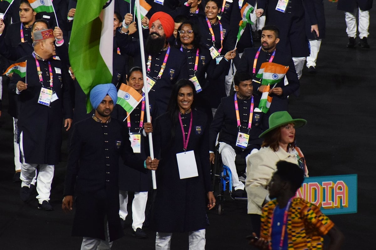 इंग्लैंड में CWG का शानदार आगाज, स्टेडियम में भारतीय दल का जोरदार स्वागत, सिंधु-मनप्रीत ने किया भारत का नेतृत्व