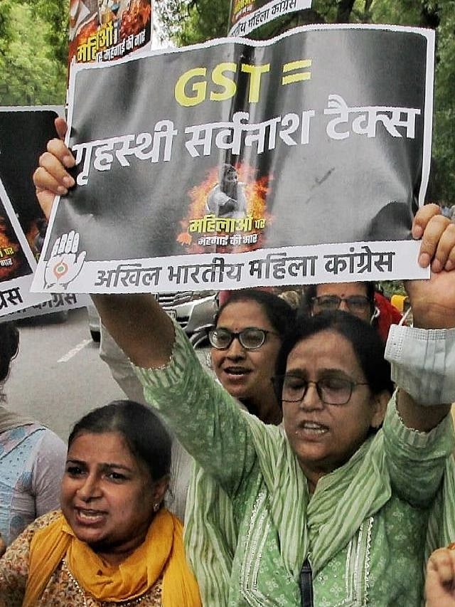 दिल्ली: निर्मला सीतारमण के आवास के बाहर महिला कांग्रेस कार्यकर्ताओं का प्रदर्शन 