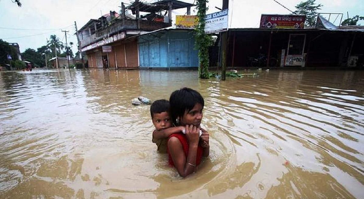 असम बाढ़ से बेहाल! राज्य सरकार का दावा- मानव निर्मित बाढ़ में दो हफ्ते से डूबा है सिलचर शहर