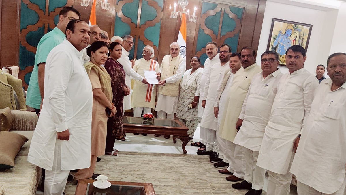 चंडीगढ़ में हरियाणा के राज्यपाल को ज्ञापन सौंपते पूर्व मुख्यमंत्री भूपेंद्र सिंह हुड्डा और प्रदेश कांग्रेस अध्यक्ष चौधरी उदयभान