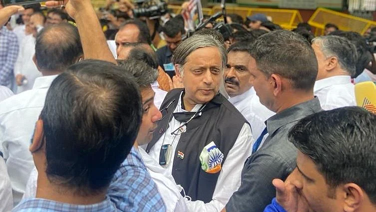 फोटोः @ShashiTharoor