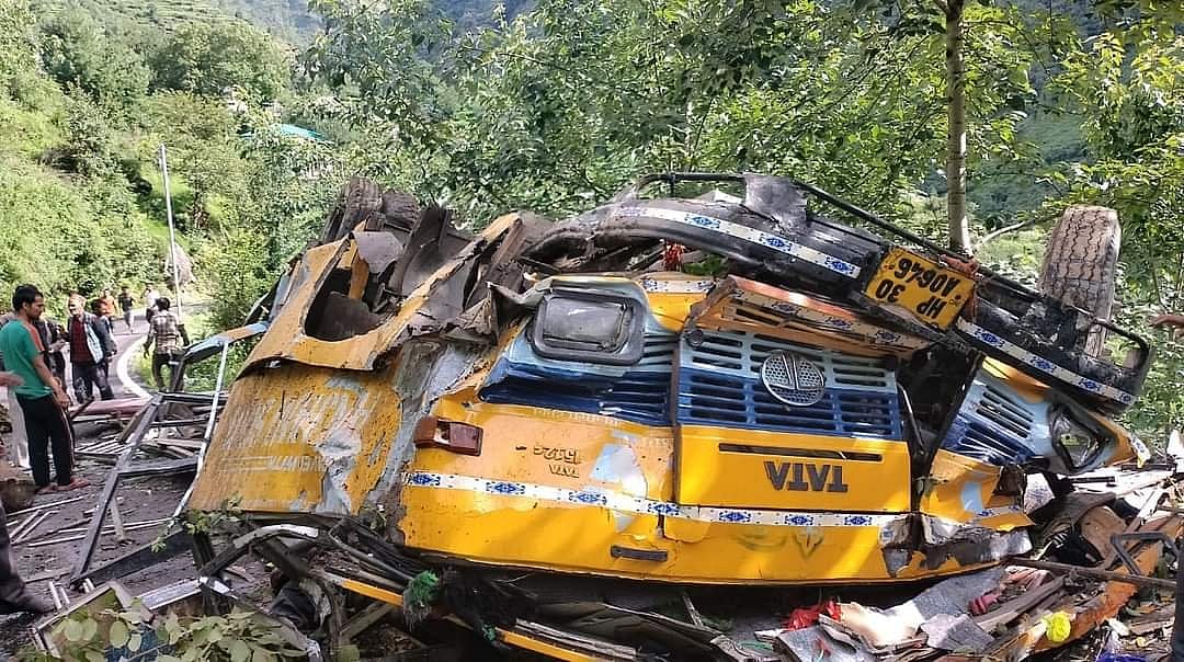 हिमाचल प्रदेश में बड़ा हादसा: कुल्लू में खाई में गिरी यात्री बस, 10 लोगों की मौत, कई गंभीर रूप से घायल