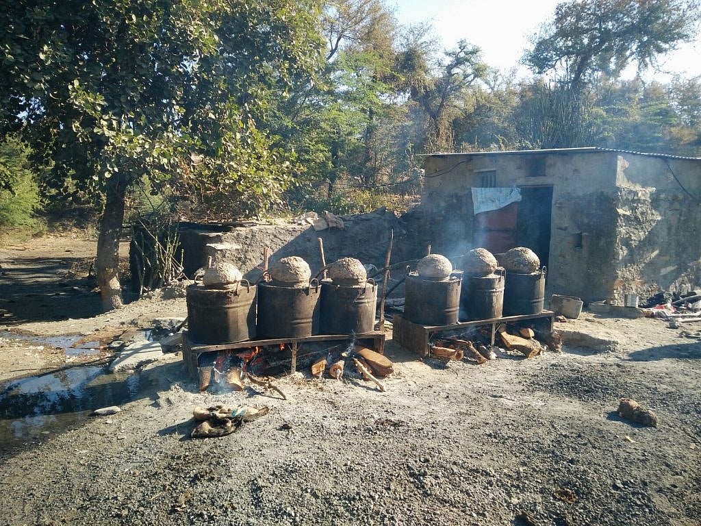 'गुजरात में आसानी से मिल रही शराब', बीजेपी नेताओं पर शराब तस्करी का आरोप