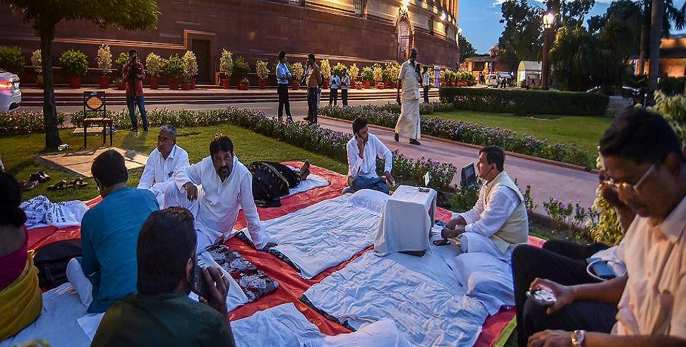 संसद में निलंबित सांसदों का 50 घंटे का धरना जारी, मच्छरदानी लगाकर सोए, खुले आसमान के नीचे दूसरे दिन गुजारी रात