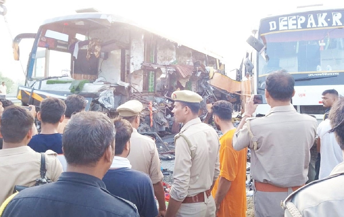 UP: पूर्वांचल एक्सप्रेसवे पर हादसा, बिहार से दिल्ली आ रही डबल डेकर बसों की टक्कर, 8 लोगों की मौत, 12 से ज्यादा घायल