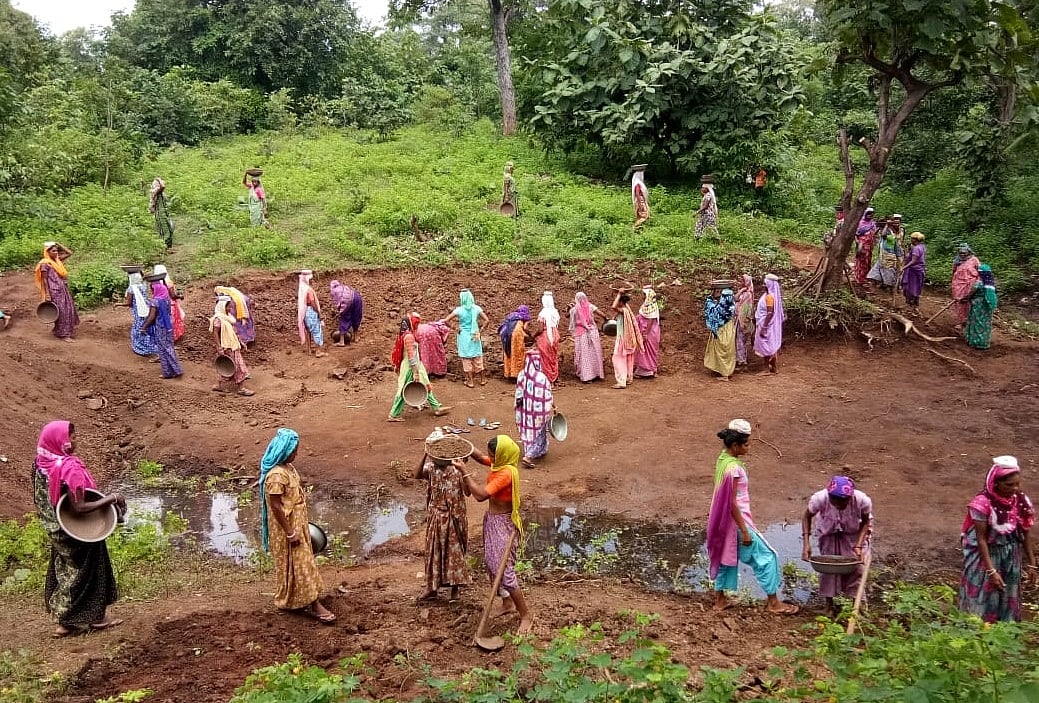 गुजरात में मनरेगा के तहत स्कूली बच्चों को काम देने का खुलासा, किरकिरी के बाद सरकार ने की कार्रवाई