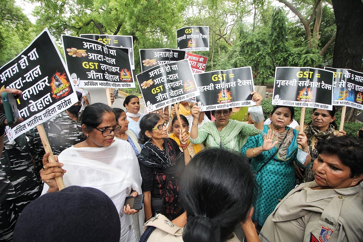 GST और मंहगाई के खिलाफ सड़क पर उतरी महिला कांग्रेस, वित्तमंत्री के आवास के सामने किया प्रदर्शन