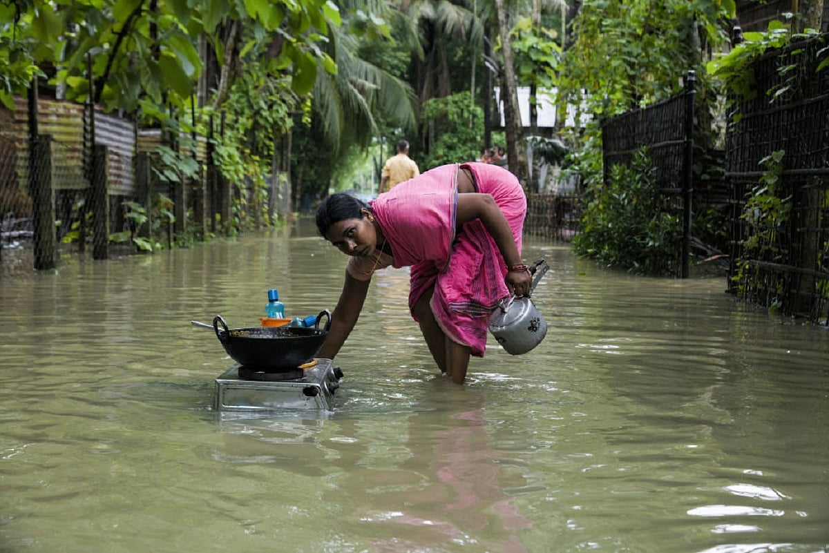 असम में भारी बारिश से भयावह स्थिति, बाढ़ के पानी में डूबा कैंसर अस्पताल, सड़क के किनारे कीमोथेरेपी