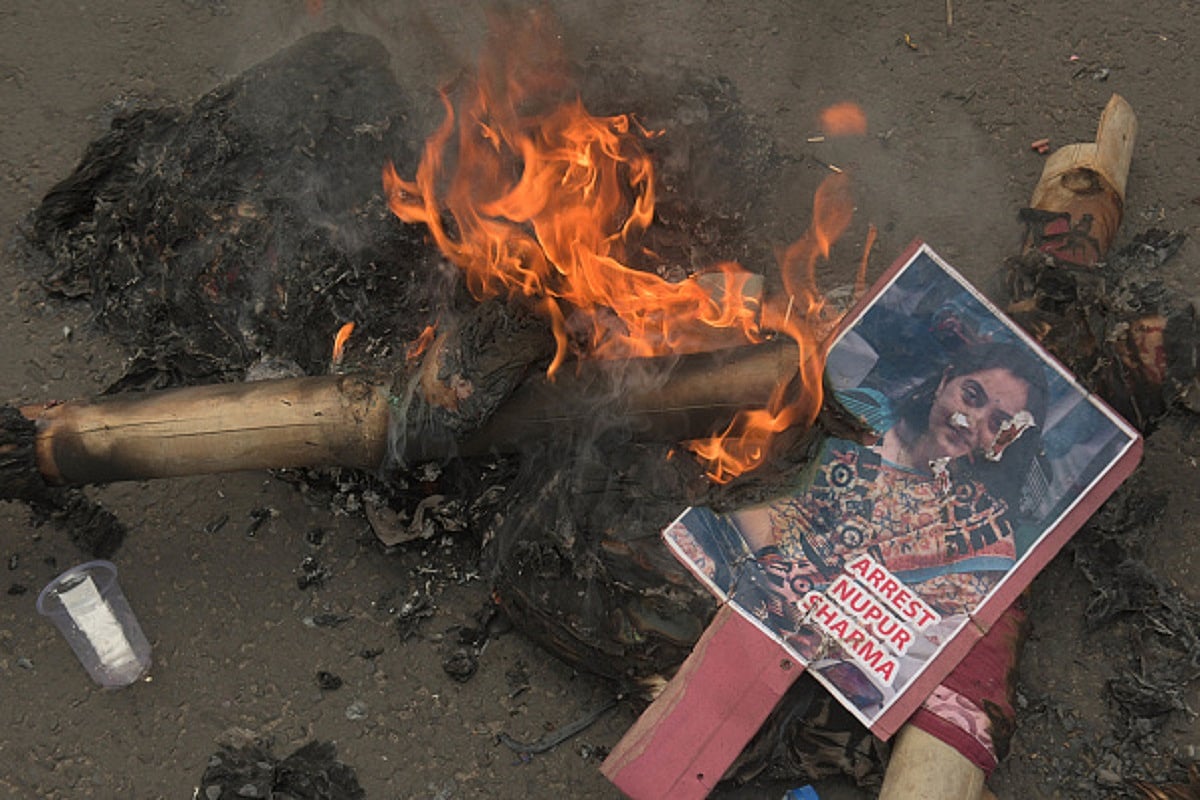 विष्णु नागर का व्यंग्यः नफरती बयान से नूपुर शर्मा के भाग्य खुले, लोकप्रियता से मोदी, शाह, योगी भी डरे!