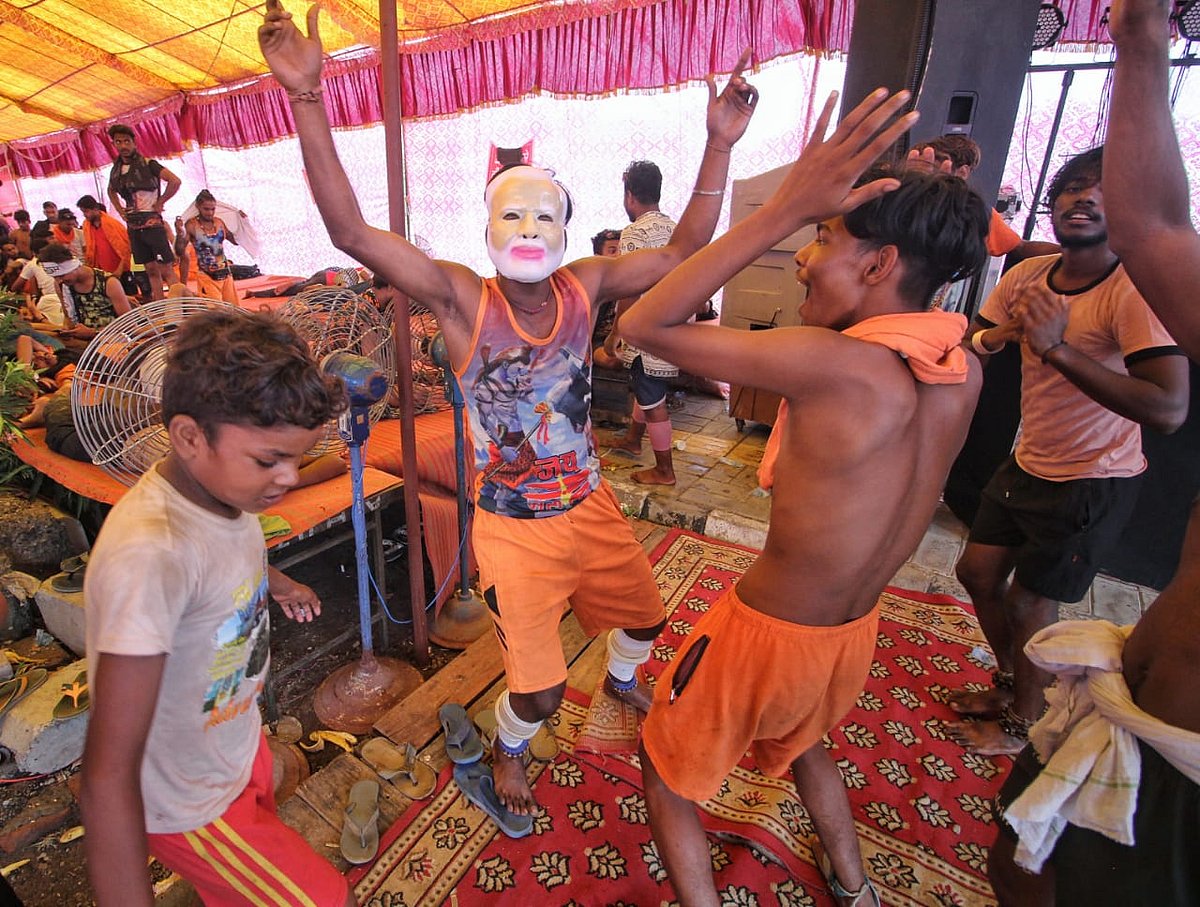 कांवड़ यात्रा से आम लोगों की बढ़ी मुश्किलें! कई रास्ते जाम, आज इन रास्तों पर जाने से बचें