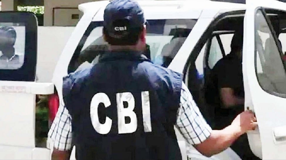 दिल्ली: AAP नेता दुर्गेश पाठक के घर CBI की रेड।