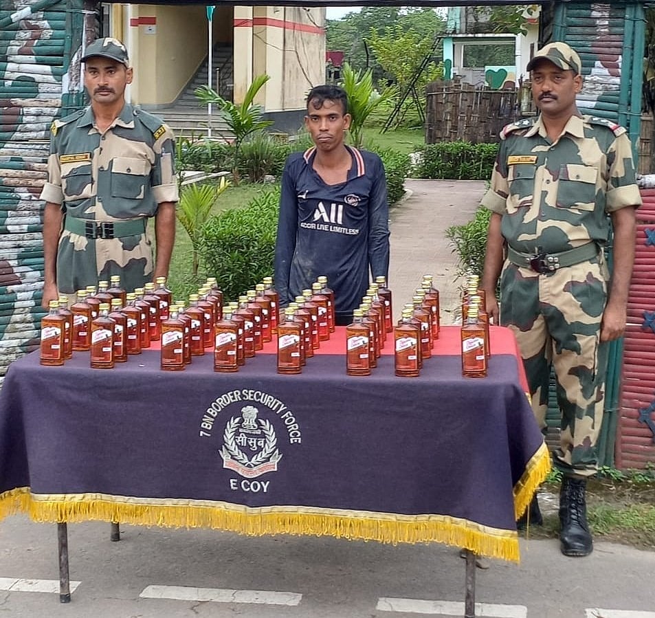 बीएसएफ ने बांग्लादेशी तस्कर को किया गिरफ्तार, 48 बोतल अवैध शराब जब्त
