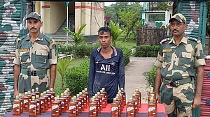 बीएसएफ ने बांग्लादेशी तस्कर को किया गिरफ्तार, 48 बोतल अवैध शराब जब्त