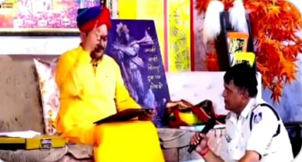 अजब मध्य प्रदेश का हाल गजबः आरोपी को खोजने बाबा के चरण में पहुंची पुलिस, किरकिरी होने पर हुई कार्रवाई