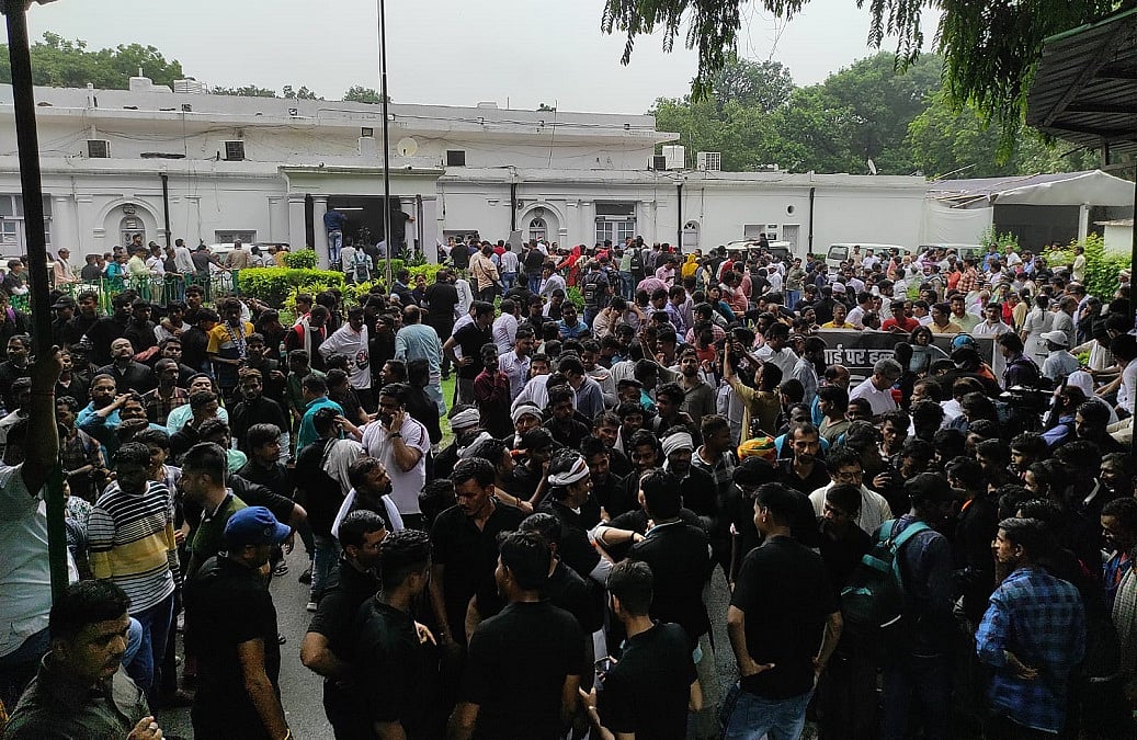 बारिश में डटे कांग्रेस कार्यकर्ताओं ने तानाशाही से लड़ने की खाई कसम, नाटक, गीतों, नारों ने प्रदर्शन में भरा रंग