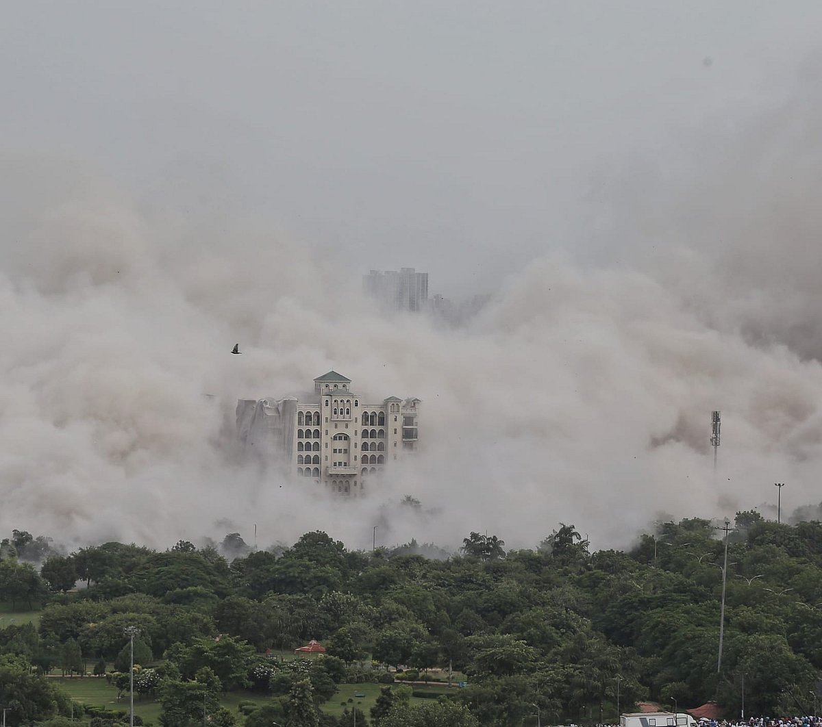 नोएडा के ट्विन टावर सिर्फ 9 सेकंड में हुए जमींदोज, कई मीटर तक फैला धूल का गुबार