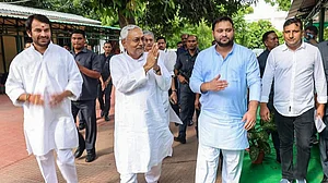 बिहारः महागठबंधन सरकार में नीतीश ने रखा गृह मंत्रालय, जानें तेज-तेजस्वी को क्या मिला