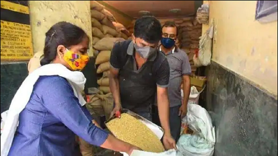 ऐसे ही नहीं साहब ने मुफ्त योजनाओं के खिलाफ खोला है मोर्चा, मौसम की मार से फ्री राशन बन गई है गले की घंटी