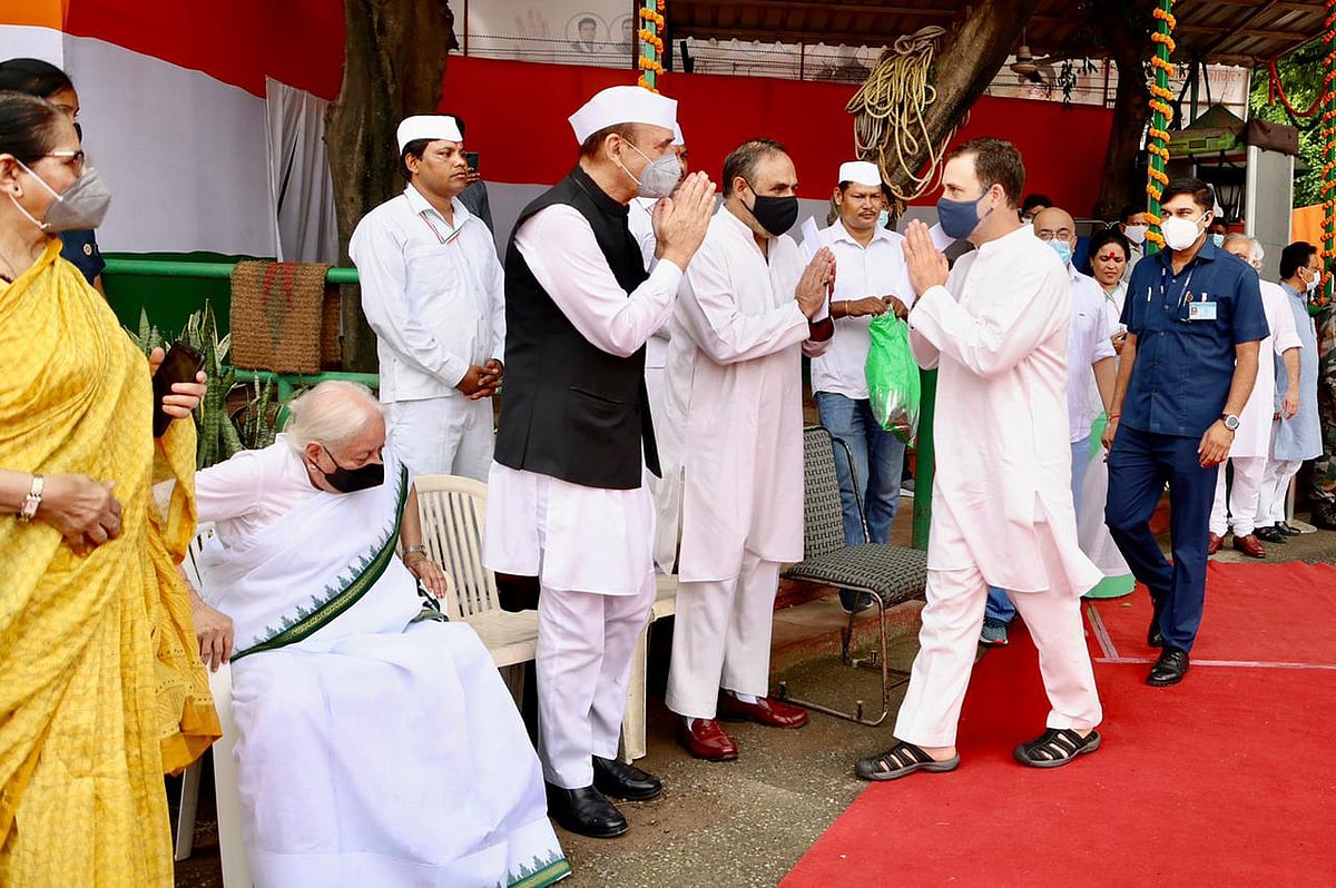 कांग्रेस मुख्यालय में मना आजादी का भव्य जश्न, ध्वजारोहण के बाद राहुल गांधी के नेतृत्व में निकला आजादी गौरव मार्च