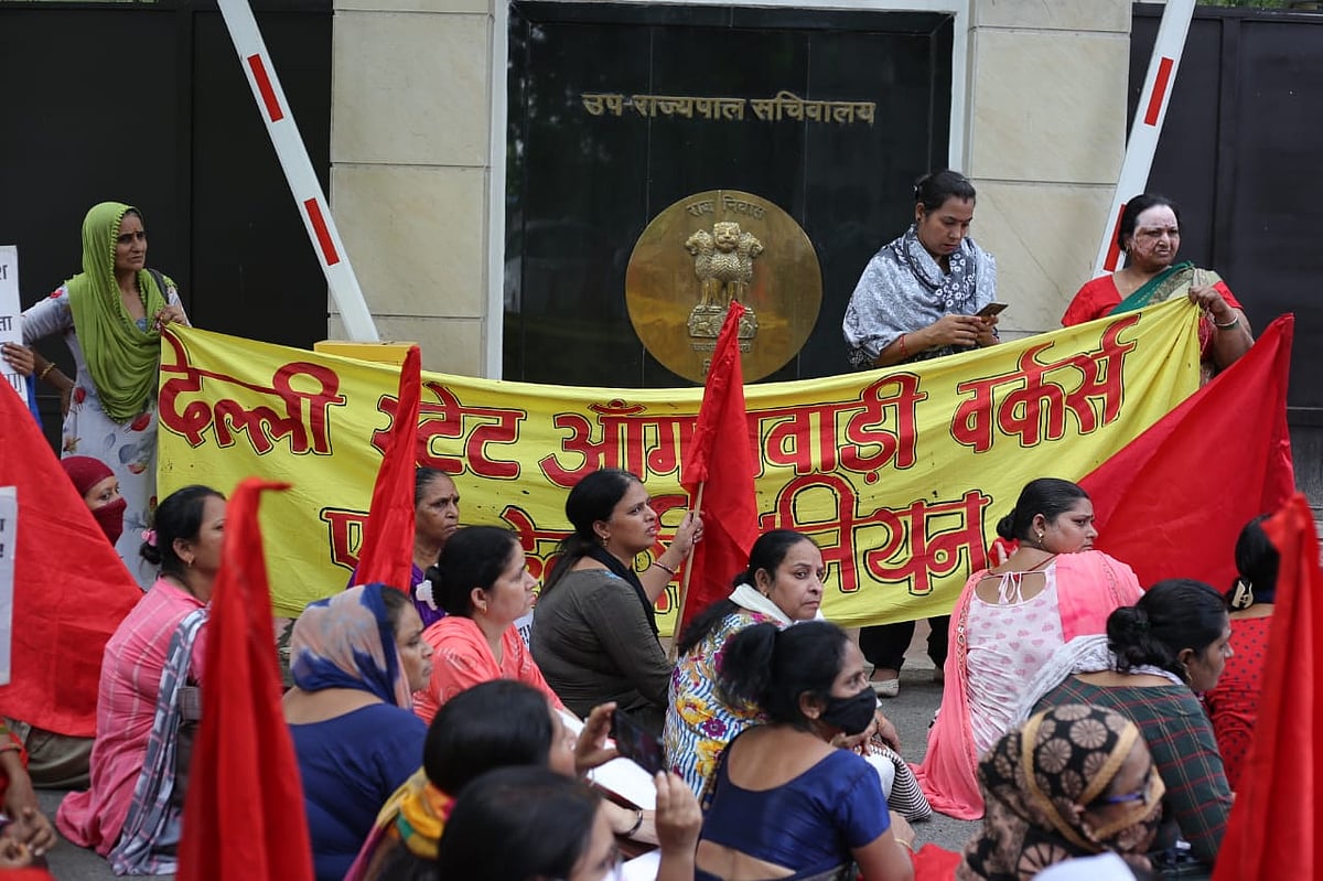 स्वास्थ्य सेवाओं से लेकर आधार-वोटर कार्ड कैंपों तक में मदद करने वाली आंगनवाड़ी कार्यकर्ताओं की नहीं सुन रही सरकार! 