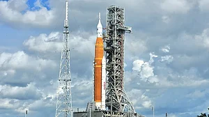 आर्टेमिस-1ः फिर चांद छू लेने की NASA की कोशिश पर लगा ग्रहण, फ्यूल लीक और दरार की वजह से लॉन्च रुका