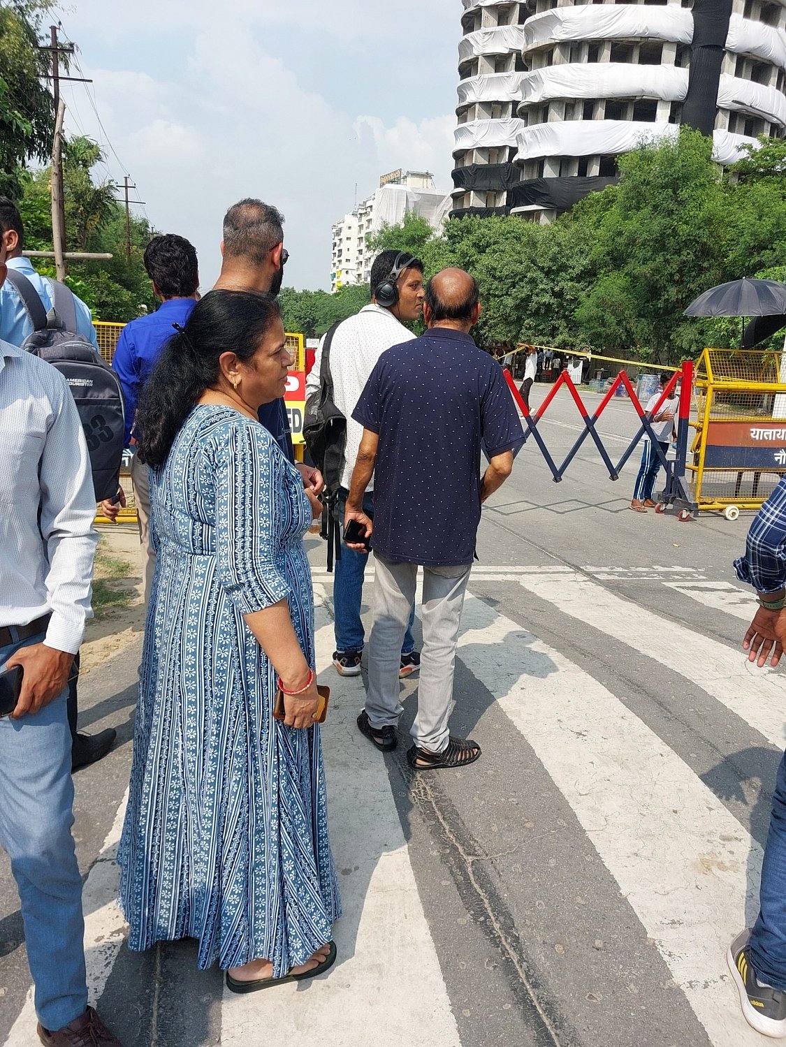 UP: ट्विन टावर बना सेल्फी प्वाइंट, दूर दूर से लोग टावर को देखने आ रहे