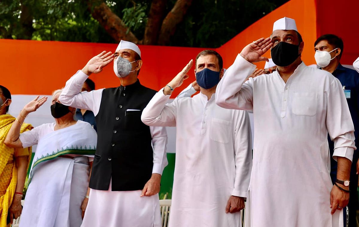 कांग्रेस मुख्यालय में मना आजादी का भव्य जश्न, ध्वजारोहण के बाद राहुल गांधी के नेतृत्व में निकला आजादी गौरव मार्च