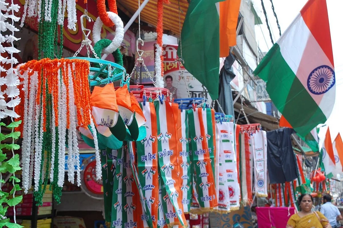 हर घर तिरंगा अभियान: कहीं राशन के साथ तिरंगा खरीदने का दबाव, तो कहीं वेतन से काटे जा रहे झंडे के पैसे!