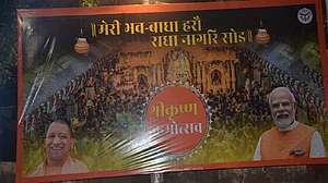 चर्चा में मथुरा में लगा यूपी सरकार का होर्डिंग, मोदी की तस्वीर के साथ 'भव-बाधा' हरने की बात करने लगे योगी