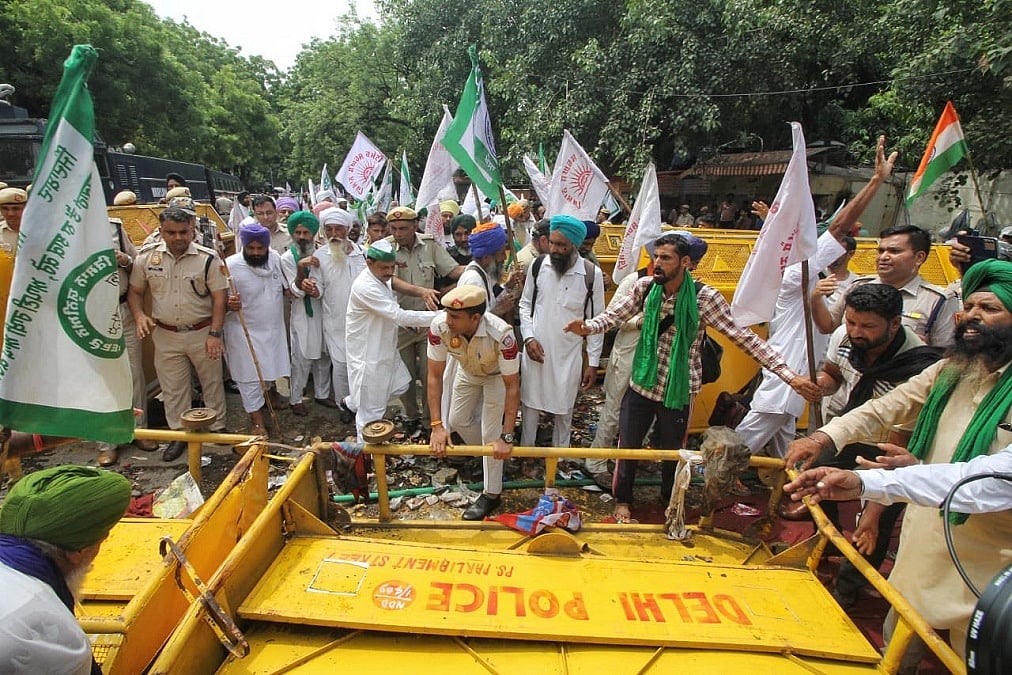 कहीं पुलिस बैरिकेड हटाकर तो कहीं गिराकर जंतर-मंतर पहुंचे हजारों किसान, विशाल महापंचायत शुरू