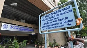 अर्थजगत की खबरें: EPFO के 28.8 करोड़ ग्राहकों का डेटा उजागर, डॉलर के मुकाबले फिर गिरा रुपया, 79.46 पर हुआ बंद