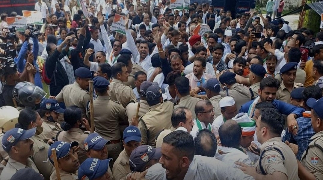 मोदी सरकार के खिलाफ उत्तराखंड में भी कांग्रेस का जोरदार प्रदर्शन, राजभवन कूच कर रहे नेताओं की पुलिस से झड़प