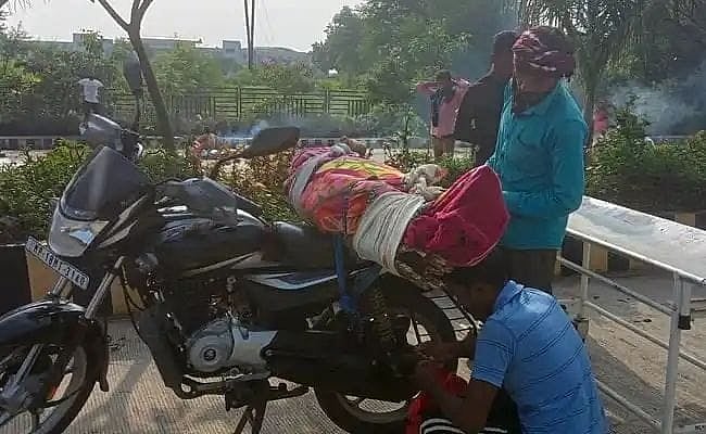 मध्यप्रदेश: BJP सरकार के 18 वर्ष के विकास की शर्मनाक तस्वीर! बेटे ने बाइक पर बांधकर मां के शव के साथ की 80 किमी की यात्रा