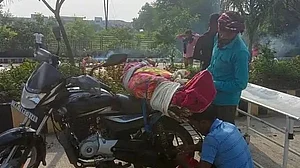 मध्यप्रदेश: BJP सरकार के 18 वर्ष के विकास की शर्मनाक तस्वीर! बेटे ने बाइक पर बांधकर मां के शव के साथ की 80 किमी की यात्रा