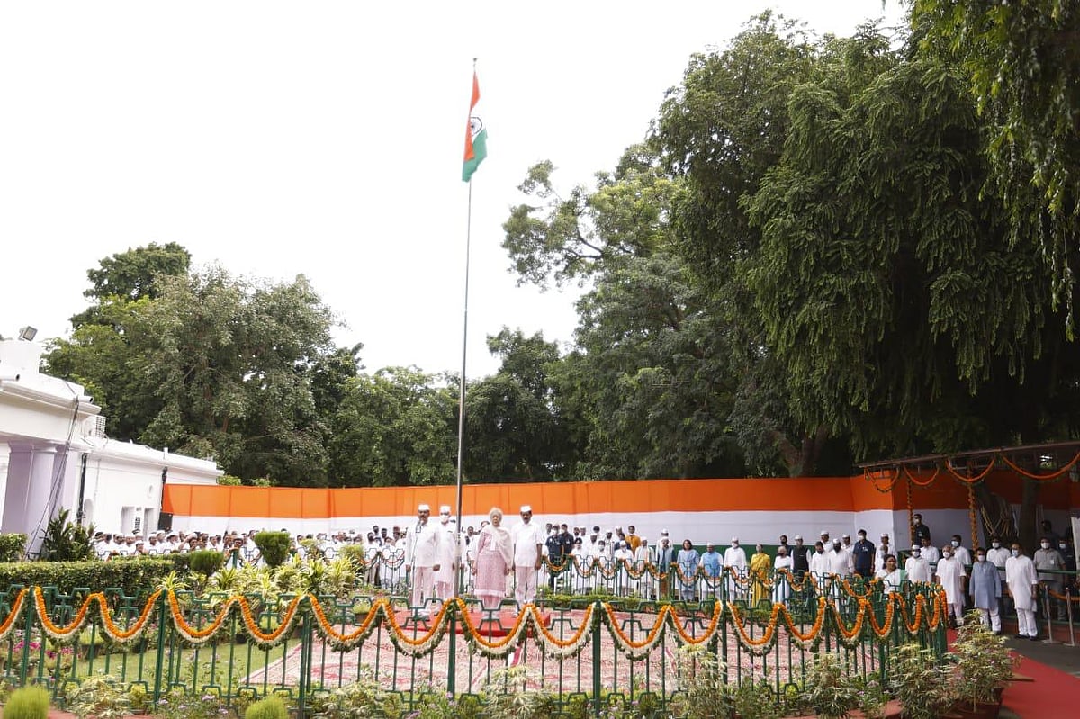 कांग्रेस मुख्यालय में मना आजादी का भव्य जश्न, ध्वजारोहण के बाद राहुल गांधी के नेतृत्व में निकला आजादी गौरव मार्च