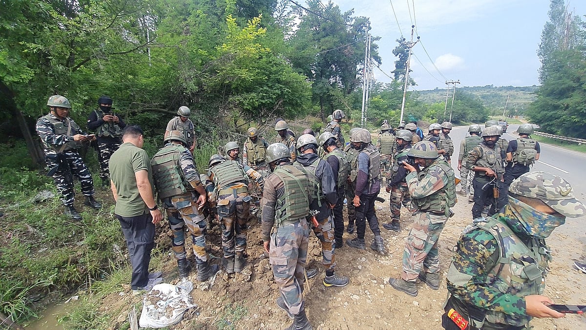 जम्मू-कश्मीर: पुलवामा में आईईडी बरामद, बड़ा हादसा टला