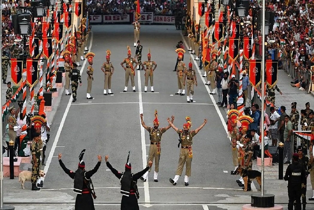 आजादी के जश्न में डूबा बार्डर, अटारी-वाघा बॉर्डर पर बीटिंग द रिट्रीट सेरेमनी के दौरान जवानों ने दिखाया जोश