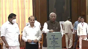 उपराष्ट्रपति पद के लिए चुनाव जारी, जानें कैसे डाले जाते हैं वोट, क्या है नियम?