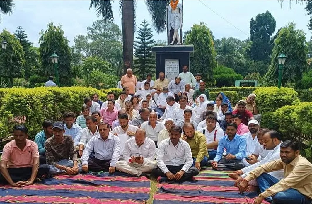उत्तराखंड: NSUI नेता-SDM झड़प मामले पर सड़क पर कांग्रेस, देहरादून में मौन उपवास पर बैठे हरीश रावत, कोटद्वार में पुतला दहन  