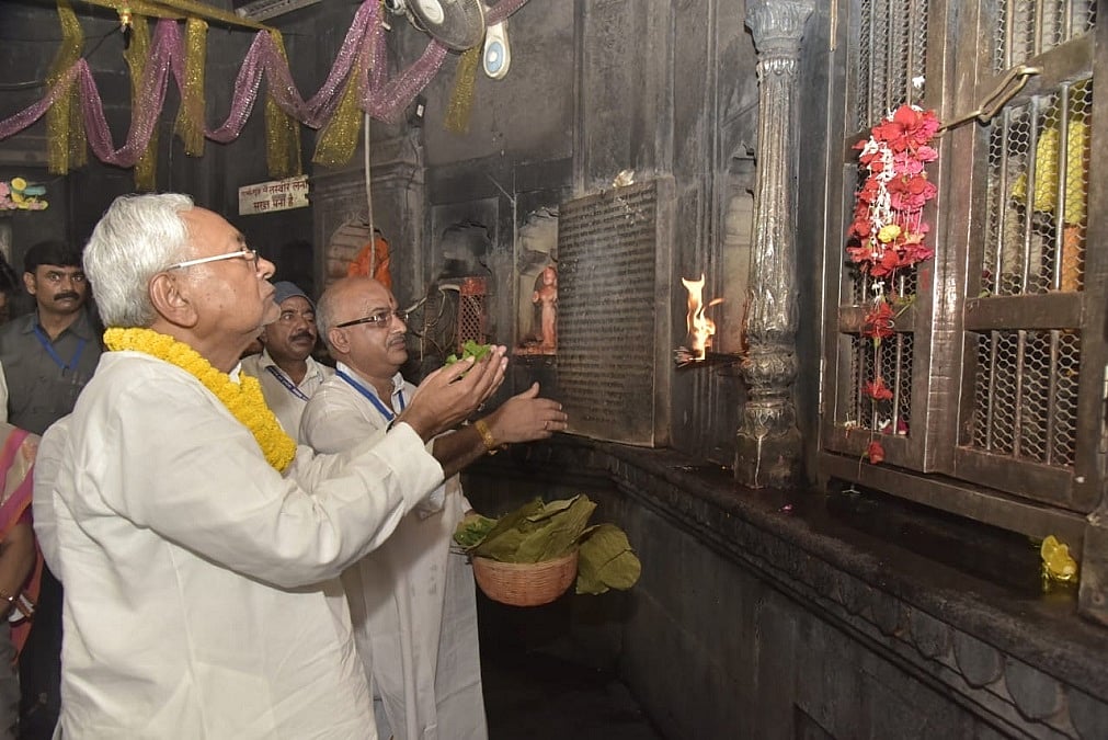 बिहारः मंदिर में नीतीश के साथ मुस्लिम मंत्री के जाने को BJP ने बनाया मुद्दा, लगाया हिंदू धर्म के अपमान का आरोप