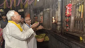 बिहारः मंदिर में नीतीश के साथ मुस्लिम मंत्री के जाने को BJP ने बनाया मुद्दा, लगाया हिंदू धर्म के अपमान का आरोप