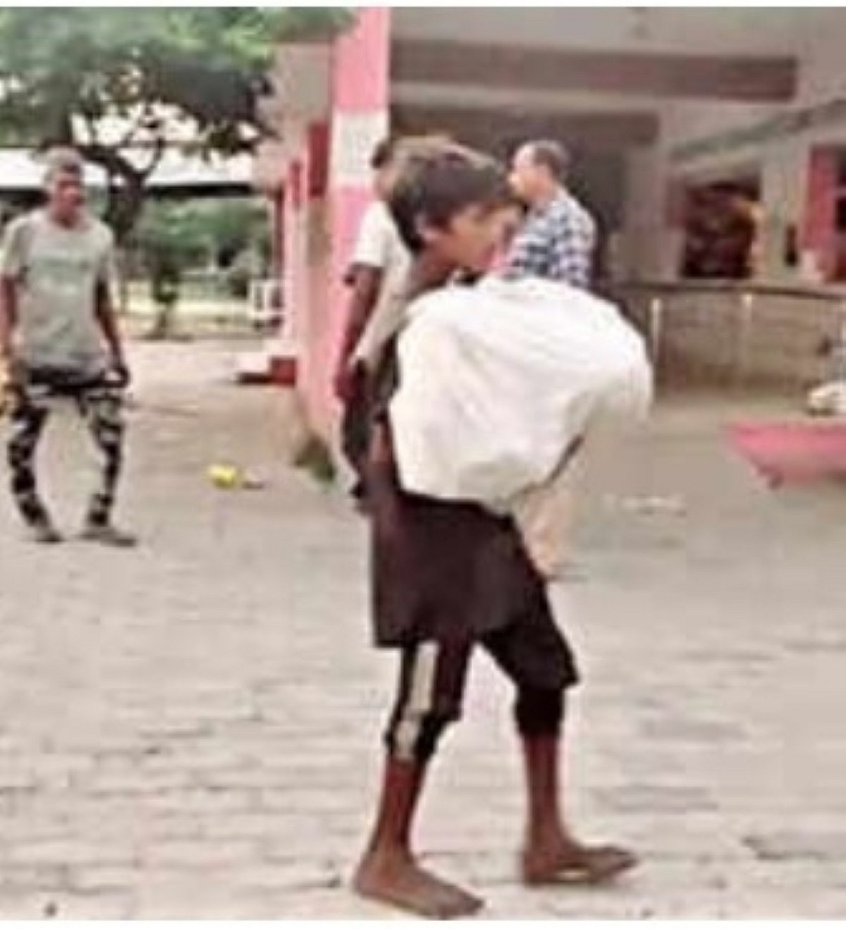 UP में स्वास्थ्य व्यवस्था का हाल, एंबुलेंस नहीं मिलने पर, 2 साल के मासूम के शव को हाथ में ले जाने को मजबूर हुआ भाई